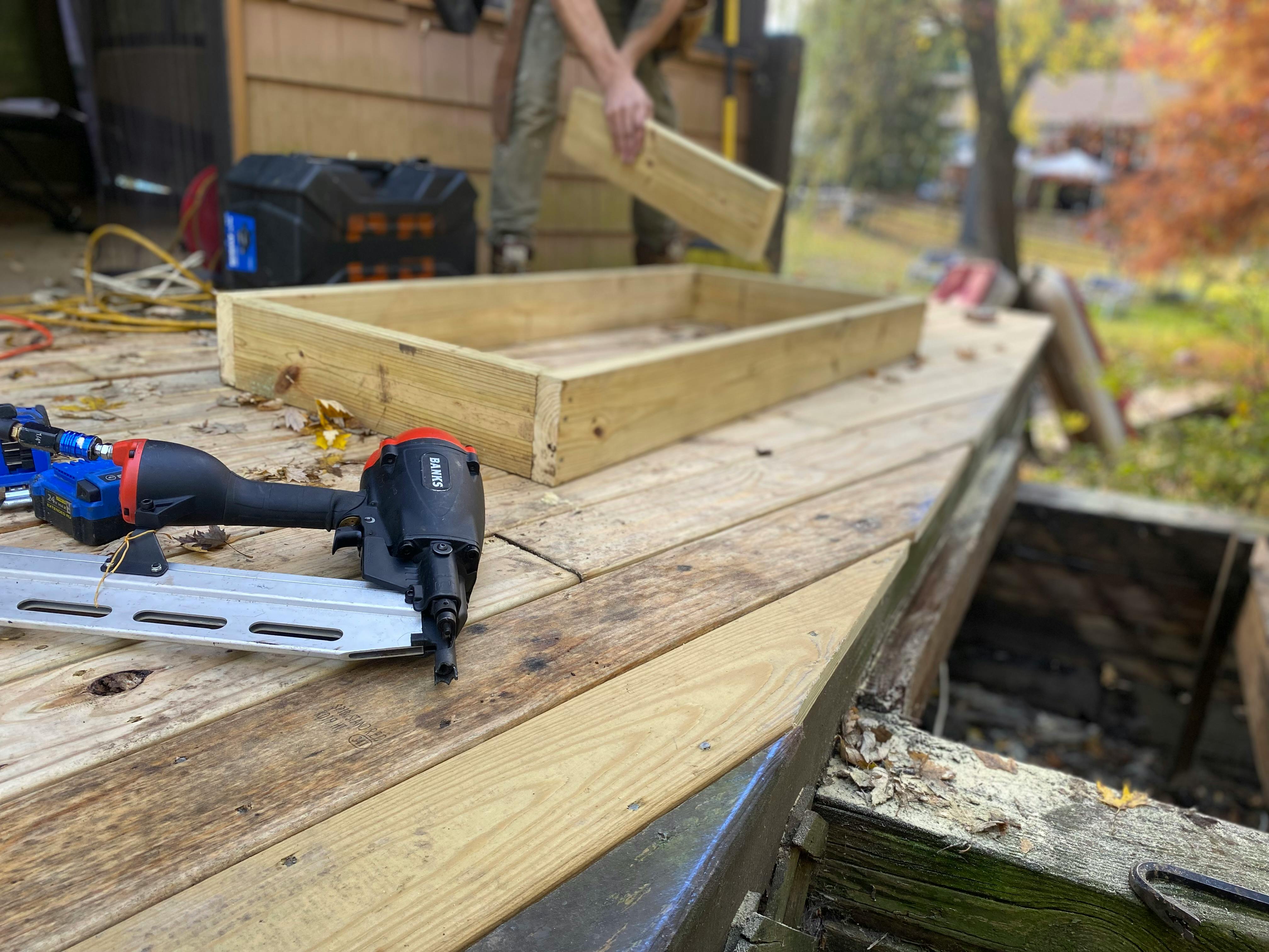 Terrasse-byggeri med nail-gun